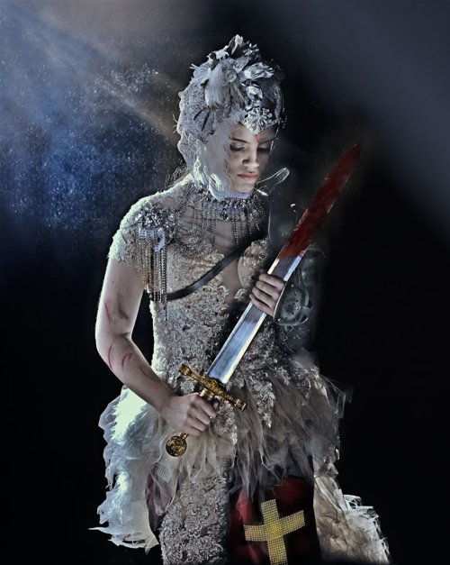 As fotografias surreais e fashion com rainhas históricas de Lorena Cordero - Joana d'Arc (Isabella Cordero) Lorena Cordero fotografia surreal arte fashion mulheres modelos rainhas imperatrizes história Joana d'Arc (Isabella Cordero)