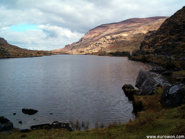 Lago en la base de la montaña Stoompa de Killarney