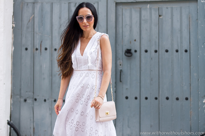 Blogger influencer en Valencia con ideas de oufit con estilo femenino para resaltar el moreno con vestido blanco