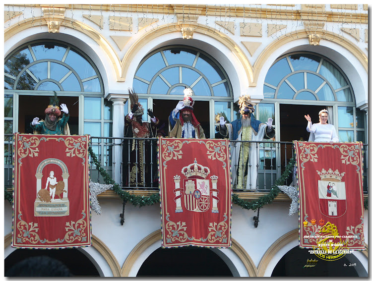 Sus Majestades los Reyes Magos, la Estrella de la Ilusión y el Cartero Real, saludan desde el balcón del Ayuntamiento