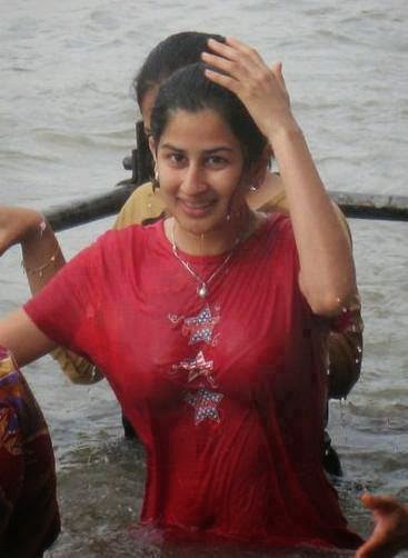 Wet Indian Girl At River Bath Indian Aunty Ganga Bathing Erotic Girls