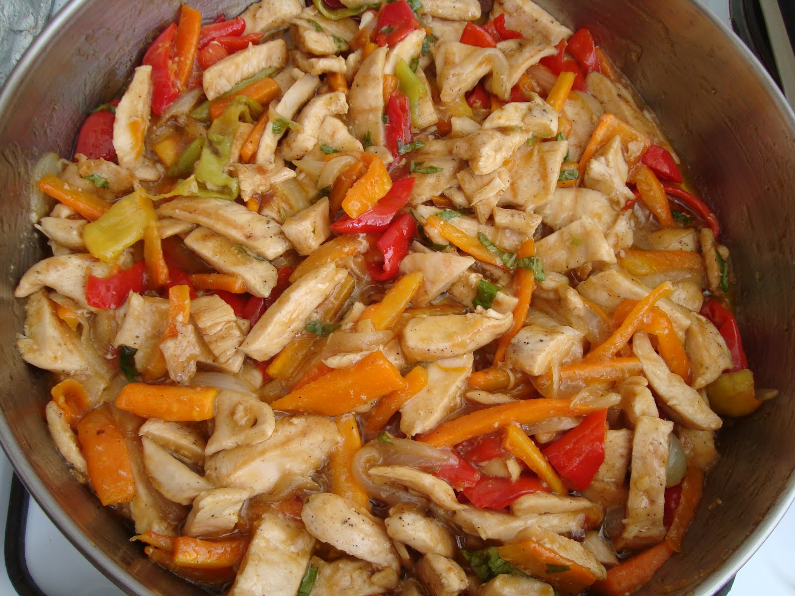 пиле със зеленчуци на тиган