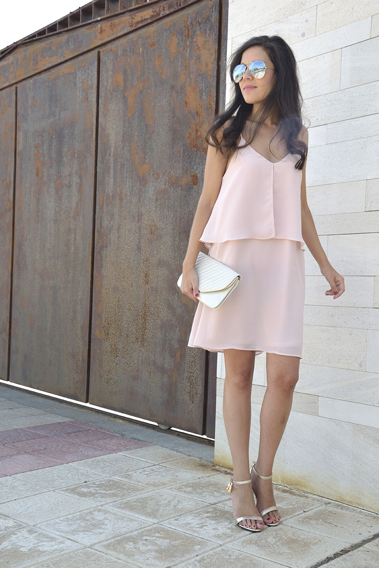 look_verano_summer_outfit_pink_dress_gold_sandals