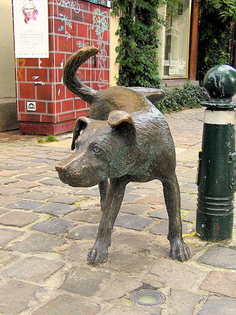 The Zinneke Pis is the peeing dog statue, actually a cute little guy who was added in 1998. Photo: WikiMedia.org.