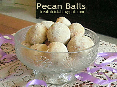 Pecan Balls Recipe @ http://treatntrick.blogspot.com