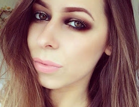 فتاة بريطانية تحول فمها لشخصيات كرتونية!