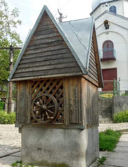 Колодец возле церкви в г. Старый Самбор, Львовская обл.