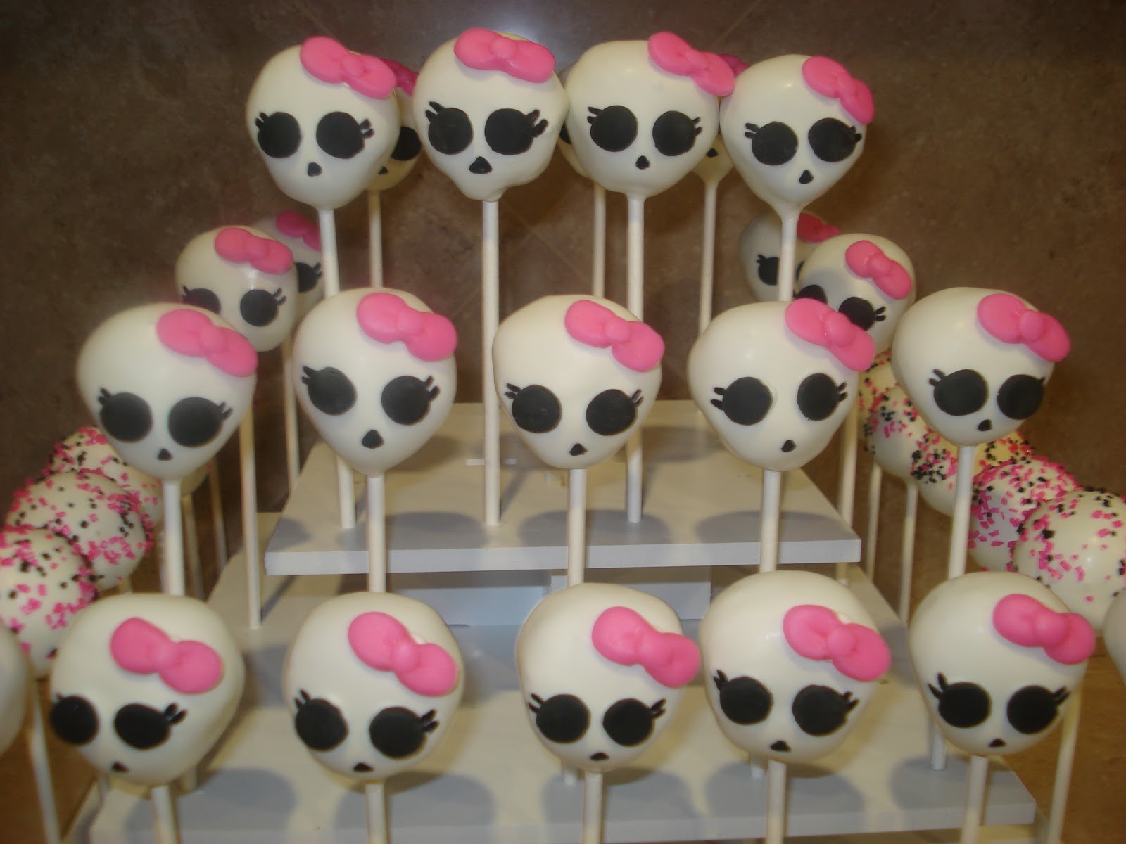 jessicakes-project-monster-high-cake-pops