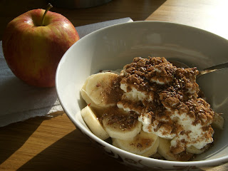 Banan%2Bkeso%2Bkanel%2Blinfr%25C3%25B6n%2B%25C3%25A4pple%2B%25281%2529 - Frukt, keso, kanel och linfrön - ett mellanmål jag var sugen på idag