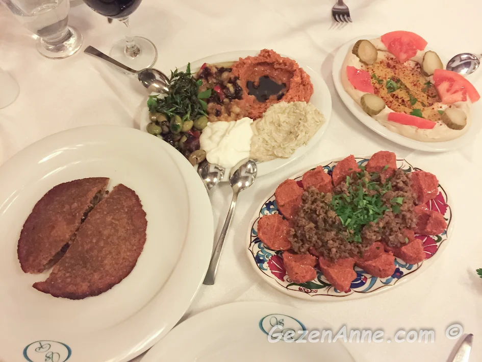 tepsi oruğu, çiğ köfte, humus, zahter salatası, kırık zeytin ve diğerleri, Sveyka restoran Antakya Hatay