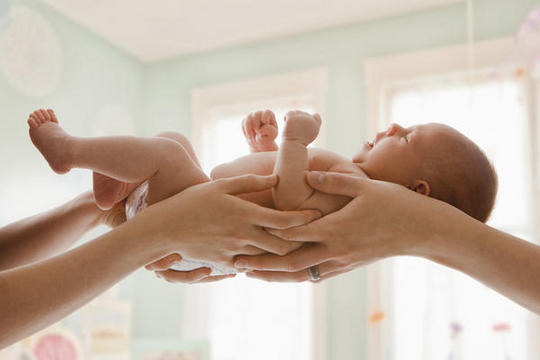 Saliva de los padres puede evitar alergias en los bebés (Estudio) - La UPEA Estudios sobre bebés