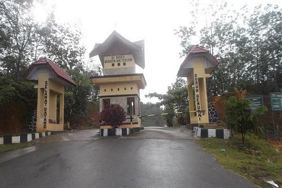 Air Terjun Guruh Gemurai Yang Deras Riau yang berada di tempat Hutan Lindung Bukit Betabuh Air Terjun Guruh Gemurai Yang Deras