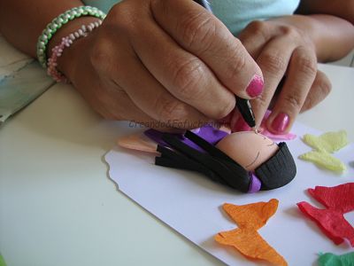 pintamos-la-cara-de-la-fofucha-de-mariposas-y-fofuchas-como-decorar-una-tarjeta-creandoyfofucheando