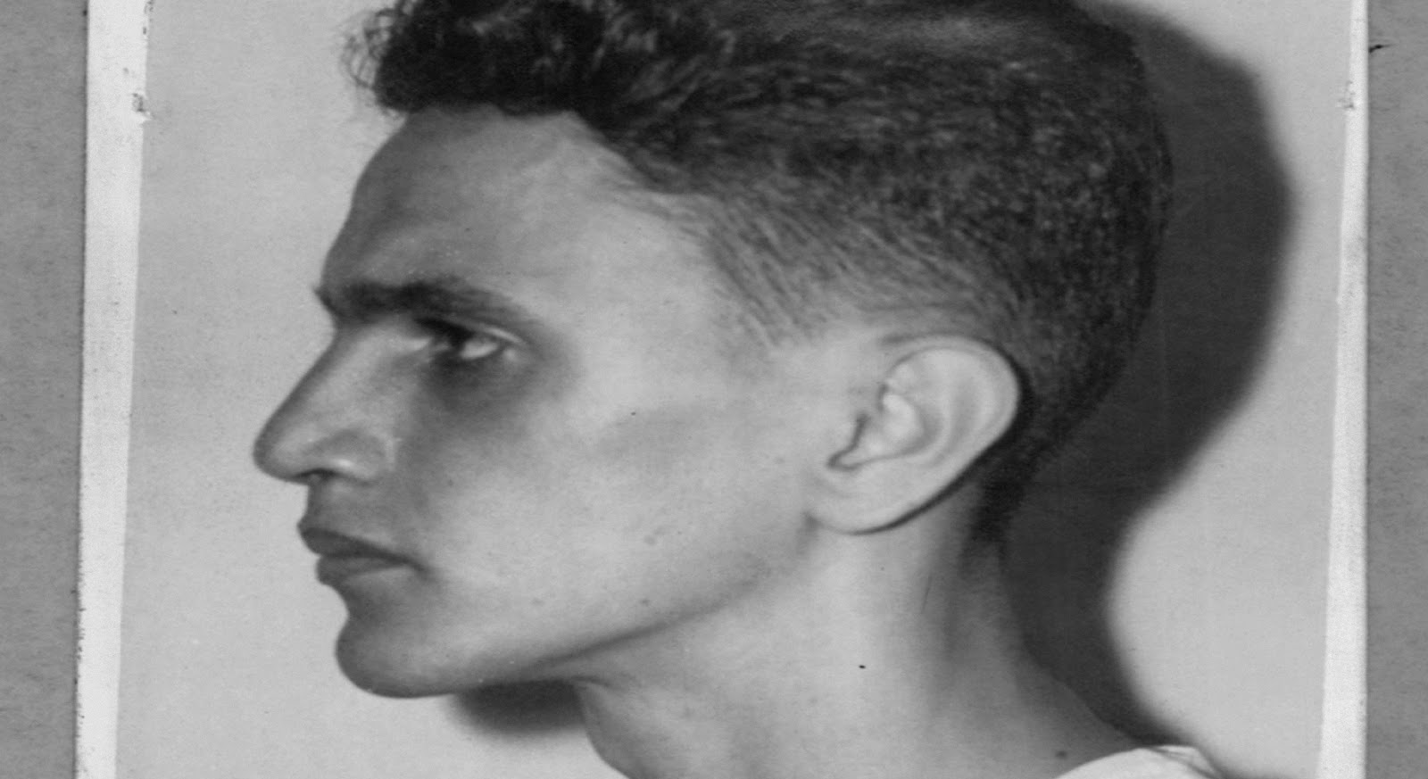 Narciso em Férias | Cartaz traz imagem rara de Caetano Veloso preso Narciso em Férias | Cartaz traz imagem rara de Caetano Veloso preso