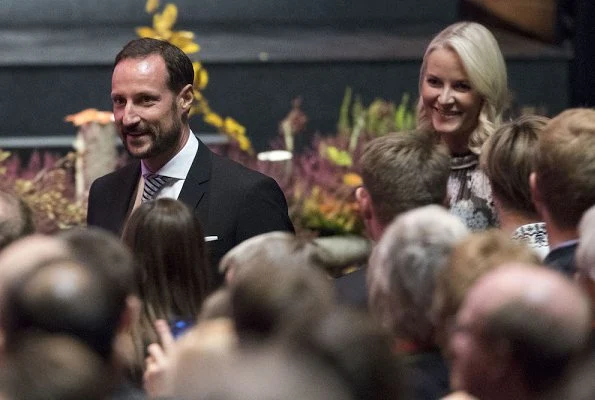 Crown Princess Mette-Marit is wearing her Ole Yde gown. She first wore the gown at the gala dinner for the Nobel Peace Prize in 2014