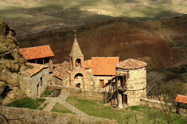 Arczil Kikodze, Ptaki i ludzie, Okres ochronny na czarownice, Carmaniola