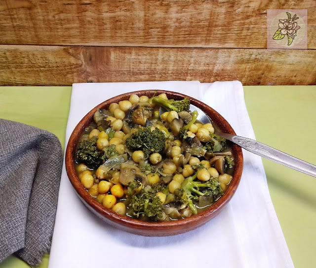 Brécol con Garbanzos al Garam Masala. Receta Vegana.