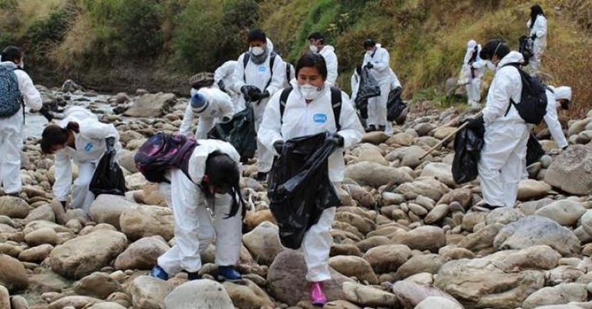 PRONABEC: Becarios participan en jornada de limpieza del Río Shullcas - www.pronabec.gob.pe PRONABEC: Becarios participan en jornada de limpieza del Río Shullcas - www.pronabec.gob.pe