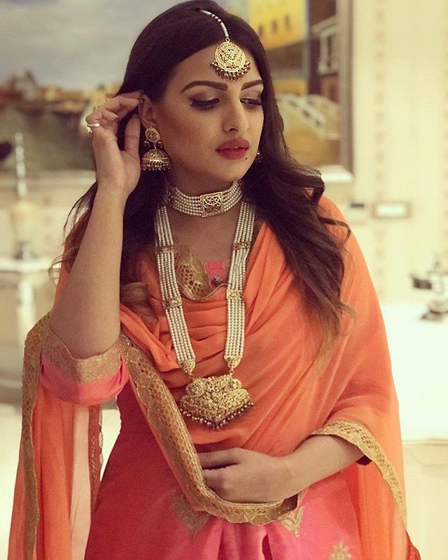 640px x 800px - Beautiful Models Pictures: Model Himanshi Khurana Sexy Hot ...
