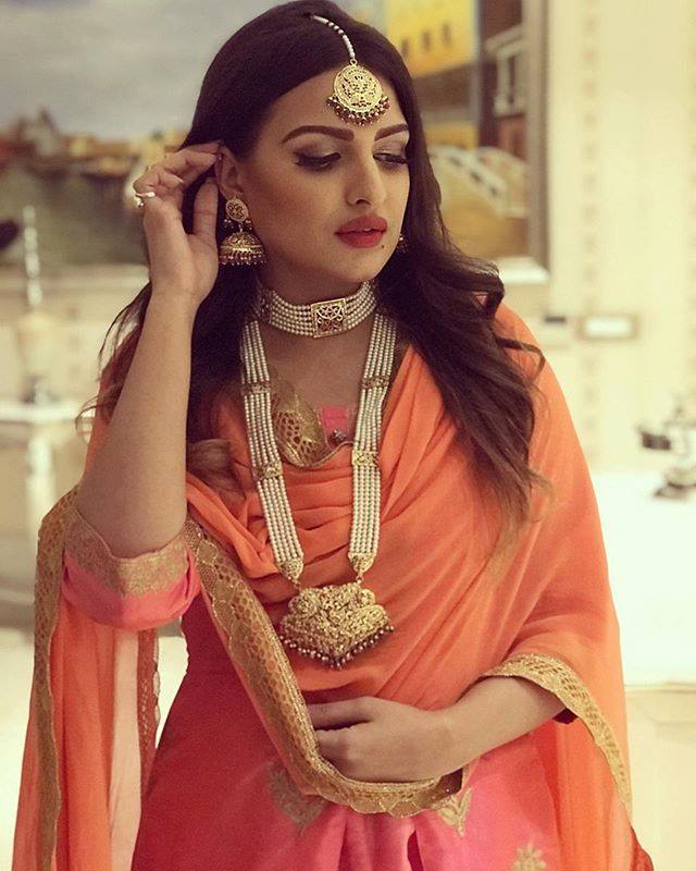 Himanshi Khurana Sex Vedio - Beautiful Models Pictures: Model Himanshi Khurana Sexy Hot ...