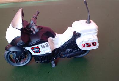 Miniatura de plástico de moto de policia - 12cm de comprimento   R$ 15,00