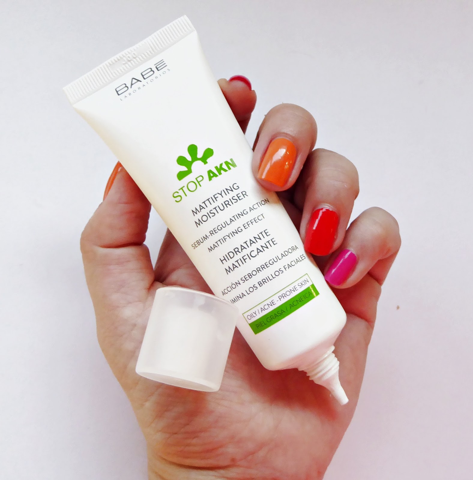 Crema matificante de Babe: Mattifying Moisturiser Sebum-Regulating Action de la línea Stop Akn