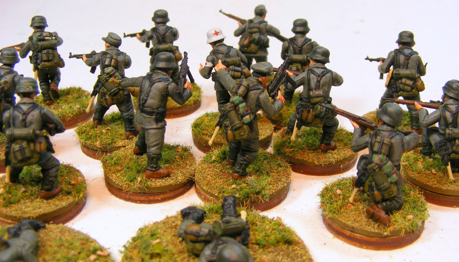 Evil Bob's Miniature Painting: 28mm WWII Germans and British Paratroopers