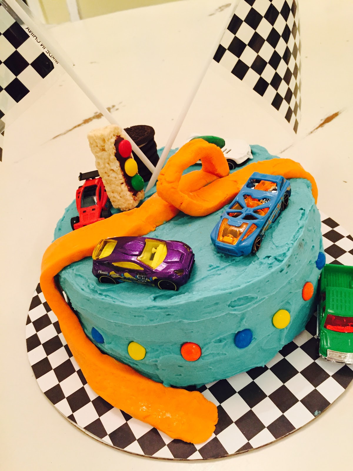 Hot wheels race track cake, The Style Sisters, Hot Wheels car cake
