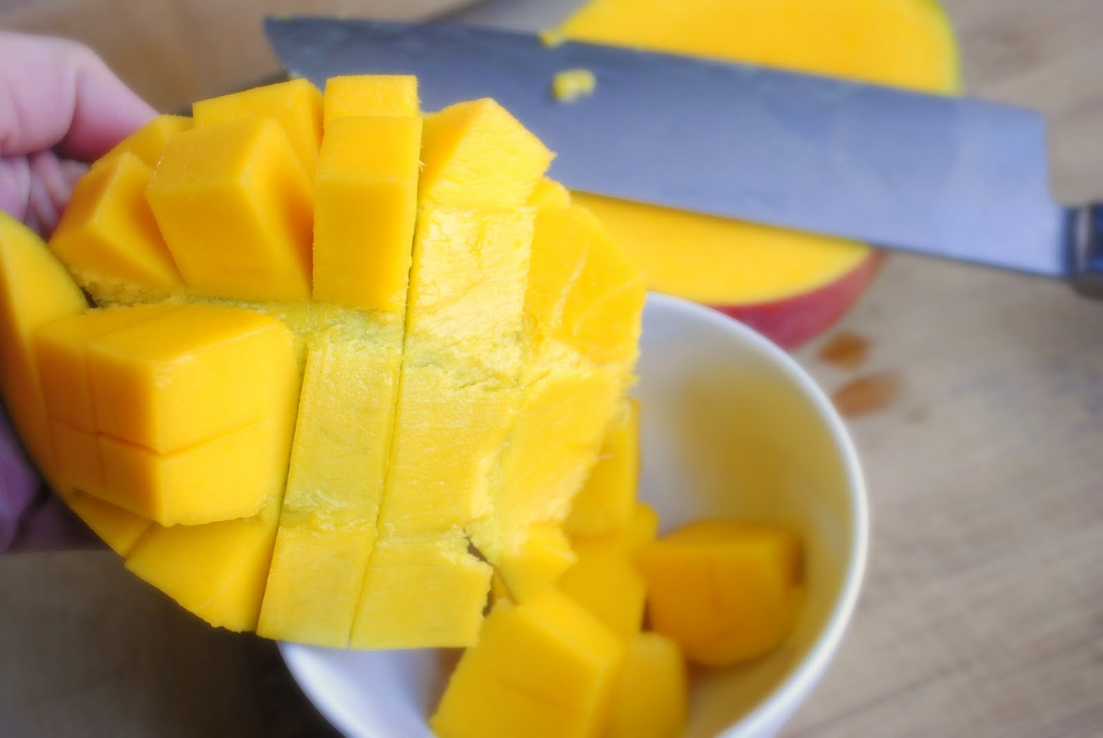 Как правильно разделать манго. Порезать манго. Манго нарезанное кубиками. Манго нарезка кубиками. Режем манго кубиками.
