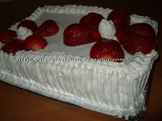 Tort cu frisca si capsuni