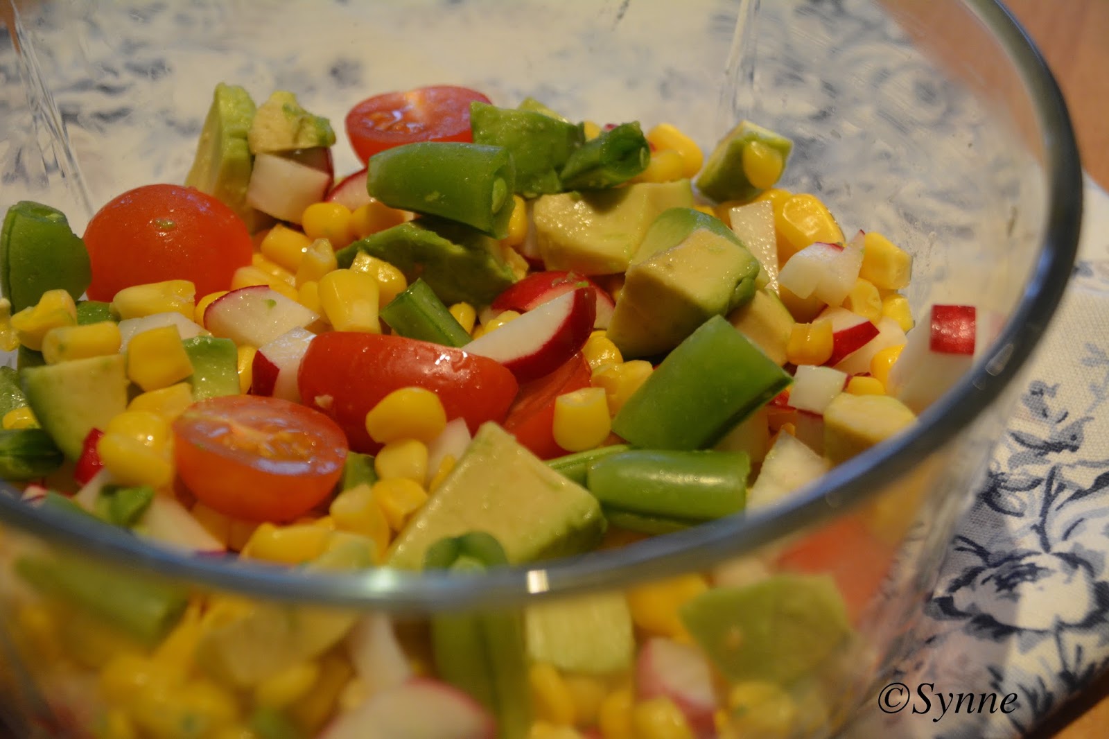 ganske enkelt: Salat med mais, tomat og avocado