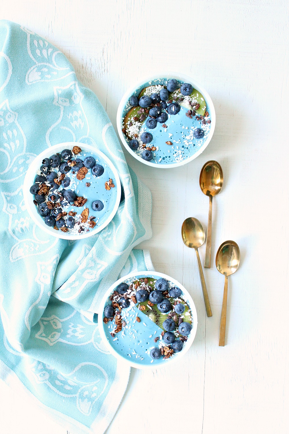 Natural Food Coloring Ideas How to Make an All Natural Turquoise Smoothie Bowl // Blue Majik Mermaid Smoothie