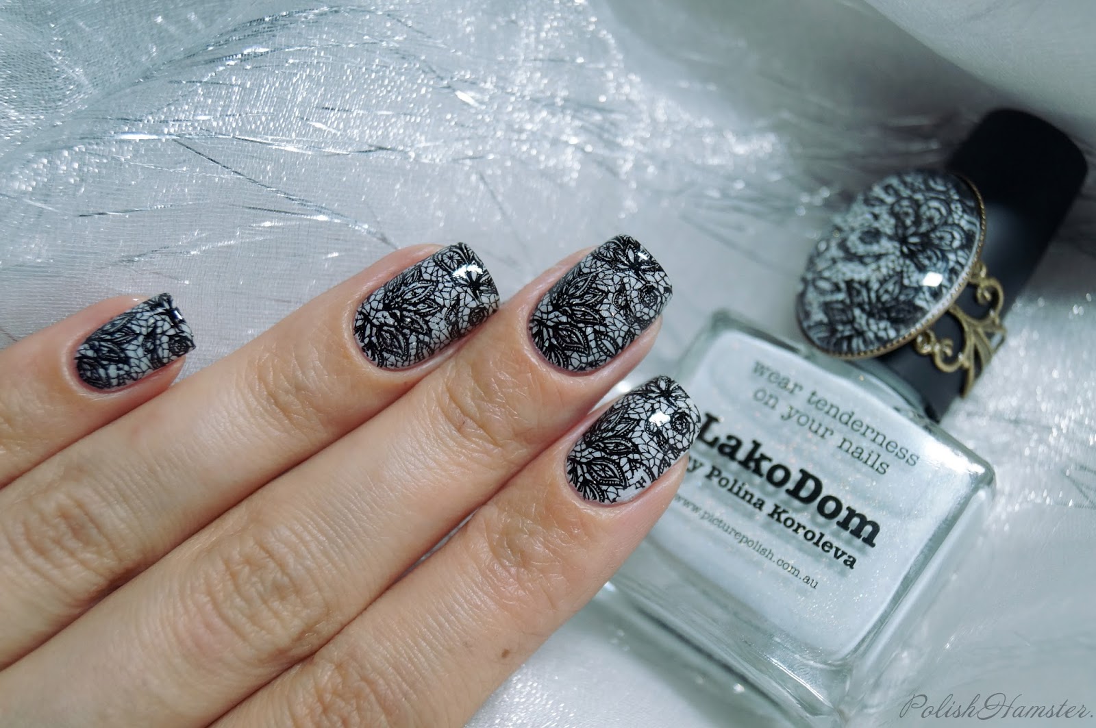 ногти под черное платье на новый год. маникюр под черное платье на новый год 2023. черные ногти с блестками. ногти чёрные с серебром. маникюр под золотое платье с черным.