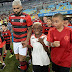 Comemoração de Gabigol é inspirada em meme; criador entrou em campo com atacante