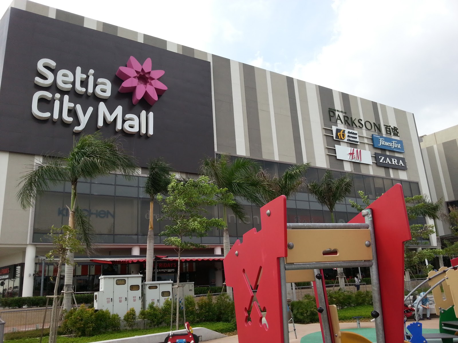 HITAM PUTIH: Setia City Mall, Shah Alam.