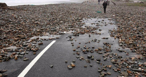 16 Arti Mimpi Hujan Batu Menurut Primbon Jawa dan Islam Arti Mimpi