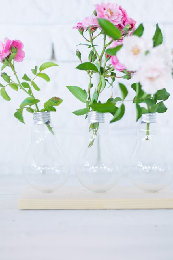 Crea un jarrón con bombillas