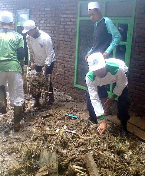 Luput Dari Pemberitaan Media, FPI Bantu Korban Banjir Bandang Di Garut