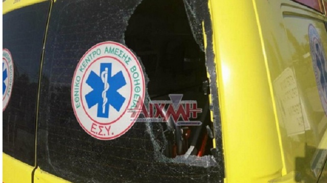 Γύφτοι έσπασαν το ασθενοφόρο του νοσοκομείου στο Μεσολόγγι! η αστυνομία έκανε οτι κάνει και με τους συμμορίτες τίποτα!