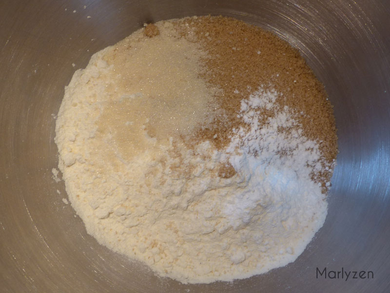 Mélangez la farine, la levure, le sucre vanillé, le sucre et le sel.