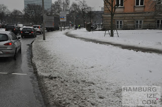 © hamburgize.com / Stefan Warda - "Geräumter Radweg" Fake-Winterdienst: "Geräumter Radweg" Veloroute 1 Sievekingplatz