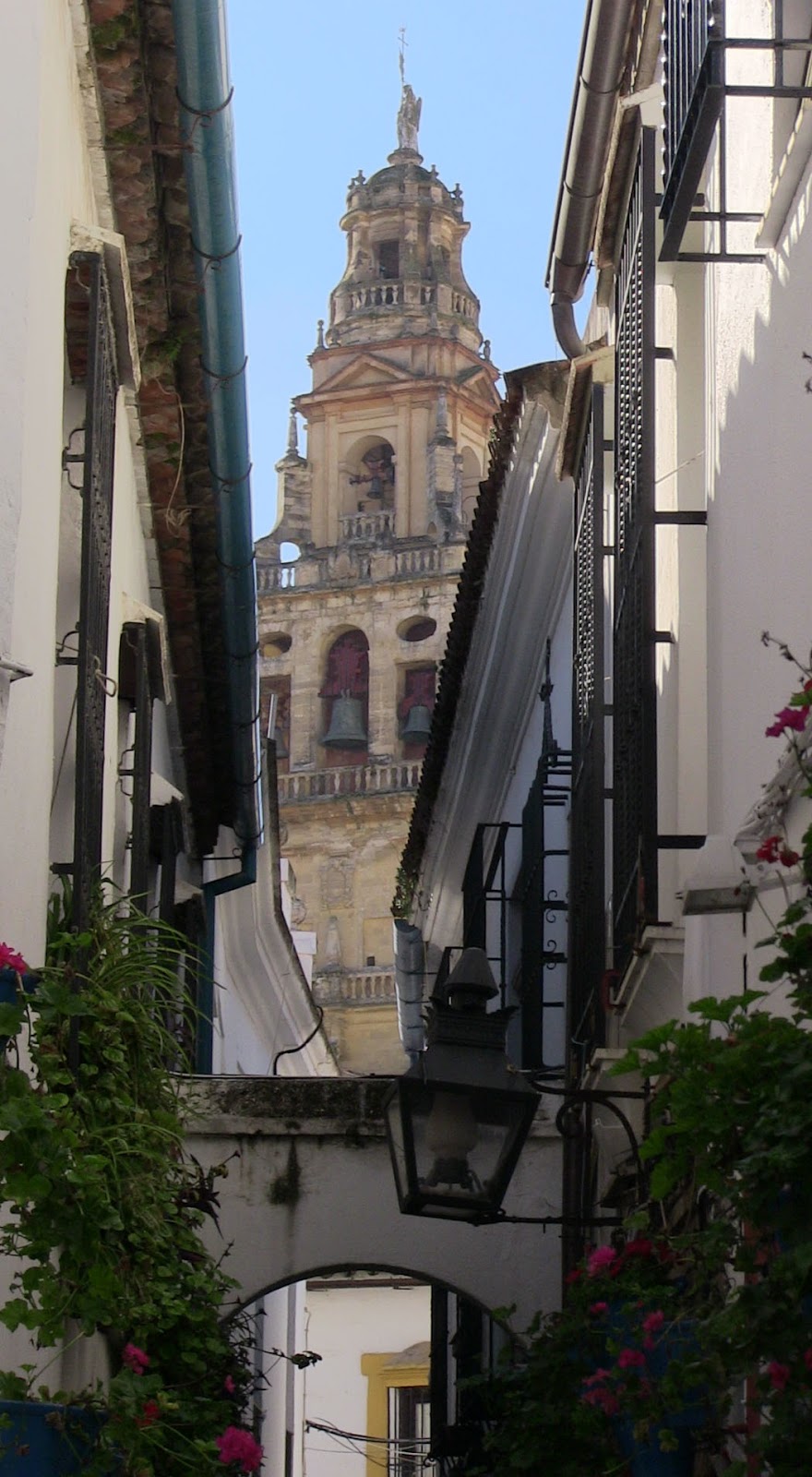 CÓRDOBACIUDAD MÁGICA LA CALLE DE LAS FLORES EN CÓRDOBA. España.