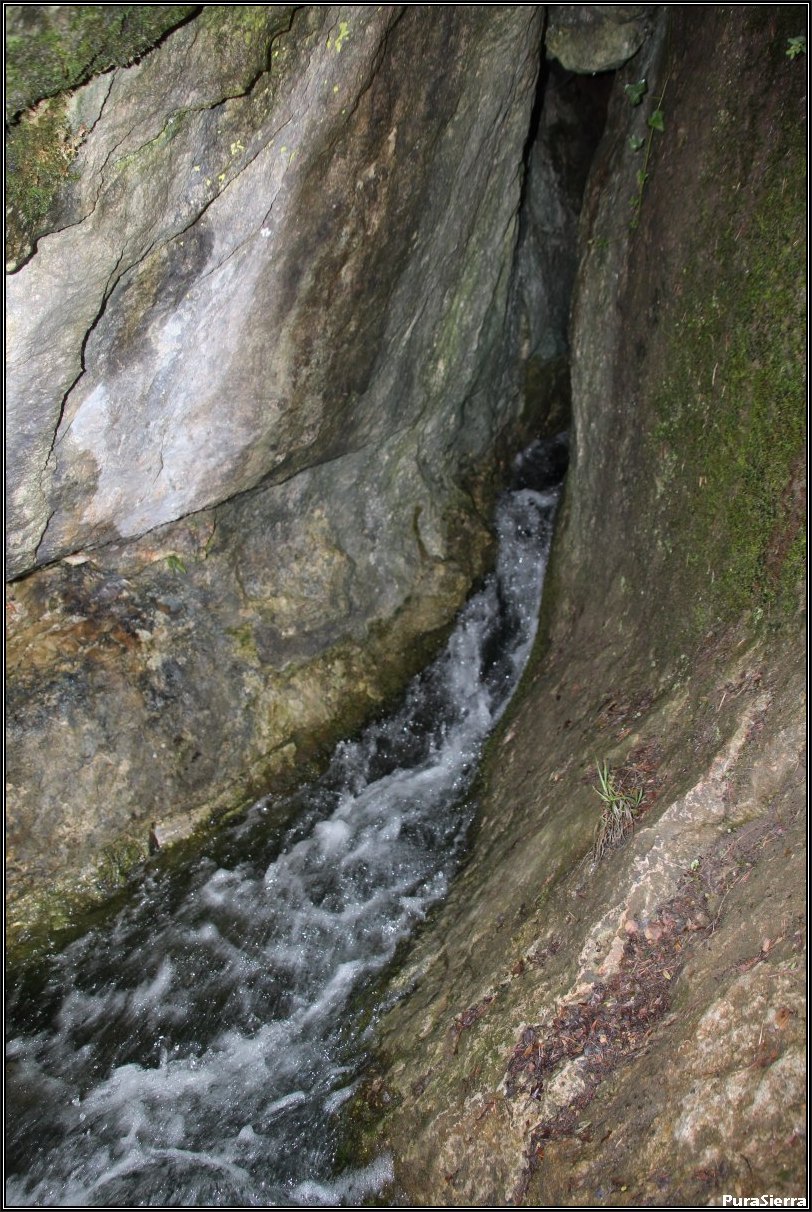 Nacimiento Del Río Cuervo (surgencia izquierda)
