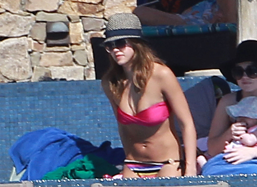 Jessica Alba Shows Body in Bikini
