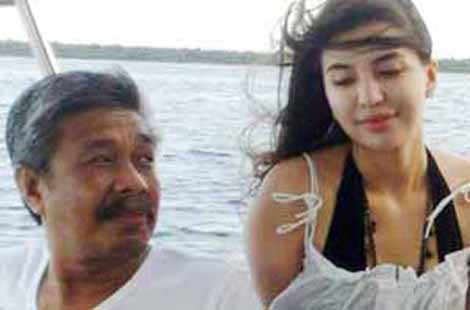 Gubernur Sultra Tersangka: Foto Nur Alam Bersama Manohara Bergauin Tipis Diburu Gubernur Sultra Tersangka: Foto Nur Alam Bersama Manohara Bergauin Tipis Diburu