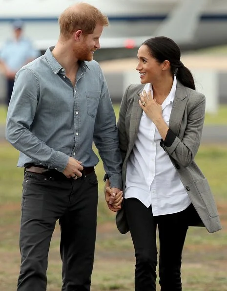 Meghan Markle wore Serena Williams Collection Boss Oversized Blazer and Maison Kitsune Oxford Fox Embroidery Classic Shirt, Outland Isabel Jeans
