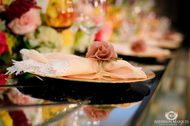 casamento clássico, casamento elegante, casamento chique, casamento real, decoração branca, casamento, cerimonia de casamento, anderson marques, dunia city hall, casarei em brasilia, casamento em brasilia, decoração de casamento, sousplat dourado, porta guardanapo de flor, rosa seco, lustres