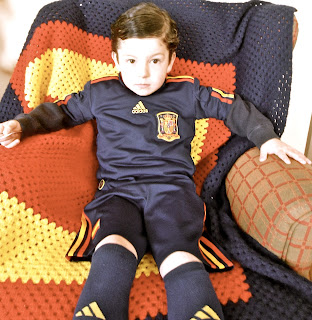 NIño selección española y manta con bandera de España