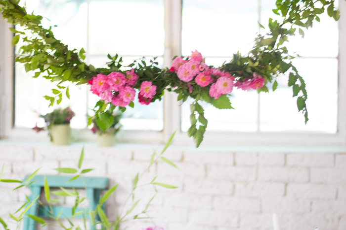 Cómo hacer una guirnalda de ramas y flores diy