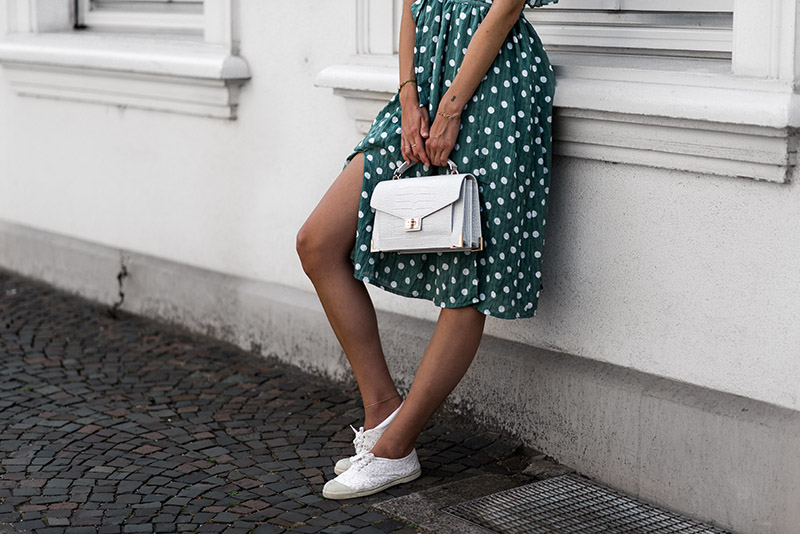 Fashionardenter: Deep V dress and white bag for an easy breezy summer look